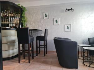 伊佐拉凯尔迪卡酒店的餐厅内带黑色椅子和桌子的酒吧