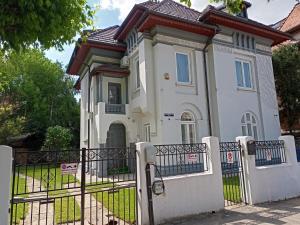 布加勒斯特Villa Maria De Luxe的前面有栅栏的白色房子