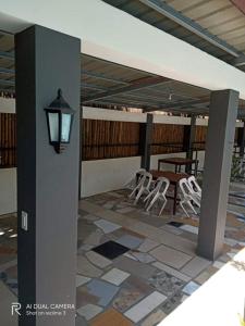 纳苏格布AS Ilaya Resort and Event Place powered by Cocotel的庭院配有桌椅和台灯。