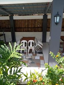 纳苏格布AS Ilaya Resort and Event Place powered by Cocotel的庭院里设有两把椅子和一张桌子
