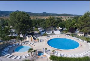 拉罗克当泰龙Camping Domaine des Iscles的享有带躺椅的大型游泳池的顶部景致