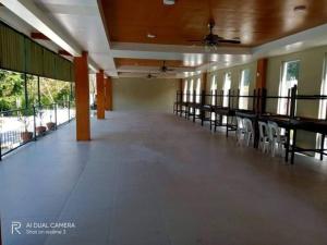 纳苏格布AS Ilaya Resort and Event Place powered by Cocotel的一个带桌椅的空宴会厅