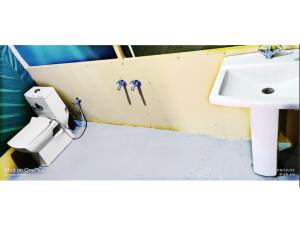 乔斯希马特Shivalik Camping & Cottage, Joshimath的一间带水槽和白色水槽的浴室