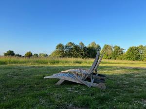 BuryThe Honeypot at Newlands in Bury的坐在草地上的木椅