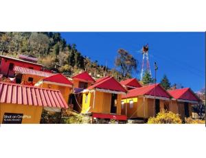 乔斯希马特Shivalik Camping & Cottage, Joshimath的一群有红色屋顶和风车的房屋