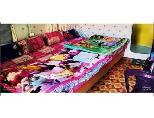 乔斯希马特Shivalik Camping & Cottage, Joshimath的一张床上有一堆毯子