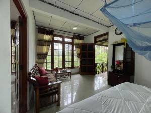 埃拉Sri Bhavan Ella的一间卧室设有一张床和一间客厅。