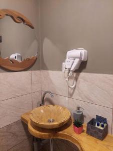 舍基Guest House Ruh Achari的一间带木制水槽和镜子的浴室