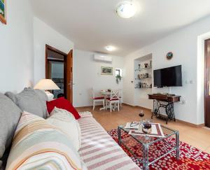 杜布罗夫尼克Dubrovnik Heritage Apartments的客厅配有沙发和桌子
