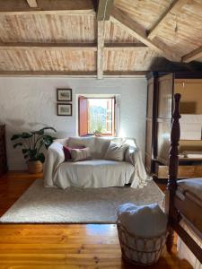 巴尔多维尼奥Casa rural Castro de Crecente cerca de la playa de Valdoviño的一间卧室设有一张床和一个窗口