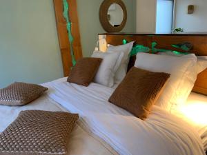 蒙特利马尔2 A 2的一间卧室配有两张带枕头和镜子的床