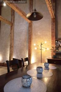 塔尔图Gildi Dolce Vita, Tartu Home的一间设有桌子和墙壁十字架的用餐室