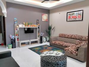 JertihWarisan homestay jerteh的带沙发和电视的客厅