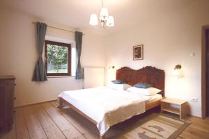 阿尔迪诺Finhäusl - Urlaub bei Oma的卧室设有一张白色大床和一扇窗户。