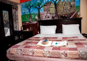 库马西To Be Hotel的一间酒店客房,配有一张床铺,上面放着一个食物托盘