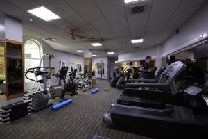 库克斯敦格伦纳云别墅酒店的健身房设有有氧器材,还有一名男士在锻炼