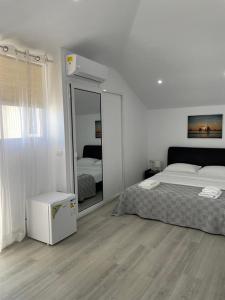 康斯坦察拉瑟尔酒店的一间卧室配有一张床和一面大镜子