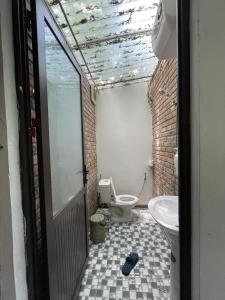 河内Elephant's House - Đường Lâm Homestay的一间带卫生间和水槽的浴室