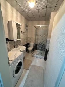 恰纳卡莱Akhome - Luxury dublex apartment的一间带洗衣机和水槽的浴室