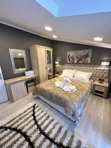 恰纳卡莱Akhome - Luxury dublex apartment的一间卧室,卧室内配有一张大床