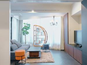 东京Sukumo -蒅-的带沙发和电视的客厅