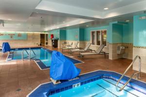 安克雷奇安克雷奇市中心区春季山丘套房酒店的游泳池,位于酒店带游泳池的客房