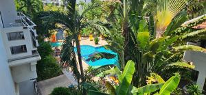 芭堤雅市中心Oasis Rentals, Diana Estate, Pattaya的享有度假村游泳池的顶部景致