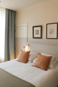 安特卫普Huis Dujardin Bed&Breakfast的卧室配有一张带两个枕头的大白色床