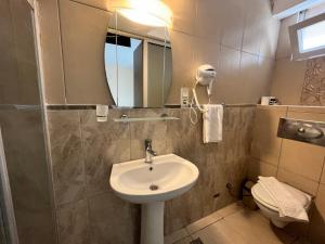 凯麦尔罗密欧海滩酒店 的一间带水槽、镜子和卫生间的浴室