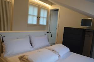 坎诺比奥Casa Cristina的一间卧室配有一张带两个白色枕头的床