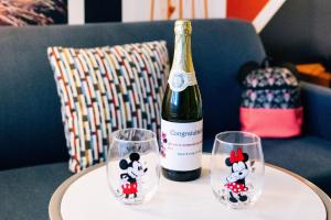 安纳海姆Fairfield by Marriott Anaheim Resort的桌子上放有一瓶葡萄酒和两杯酒