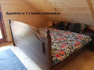 KarwikUroczy nowy domek的木墙客房的一张床位