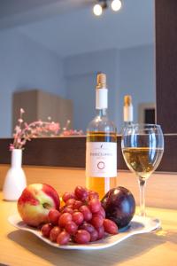 圣加利尼Christof Studios的桌上的水果和一瓶葡萄酒