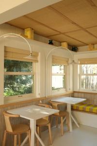 卡普费雷沙丘酒店的带窗户的厨房配有2张桌子和椅子