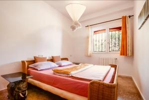 德尼亚PinkFlamingo的一间卧室设有一张床和两个窗户。