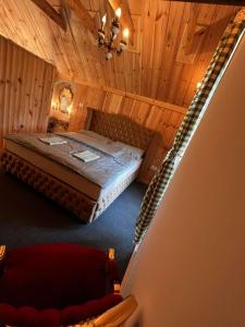 Ivančna GoricaEdenski vrt的木制客房内的一间卧室,配有一张床