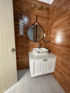 Tây NinhRUBY HOTEL的一间带水槽和镜子的浴室