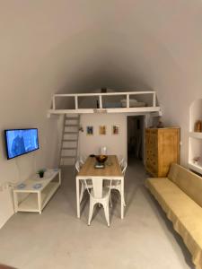 安坡里奥圣托里尼Villaggio One的带沙发和双层床的客厅
