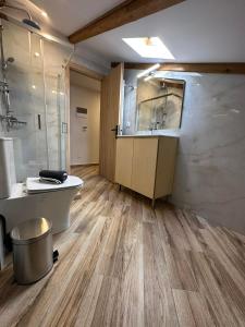 卡兰巴卡Meteora Sunrise的带浴缸、卫生间和盥洗盆的浴室