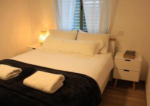 YuvalNaim Mountain View的卧室配有一张大白色床和窗户
