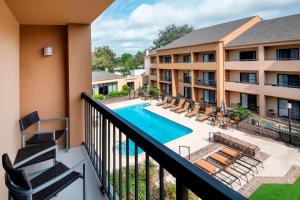 萨凡纳萨凡纳市中心万怡酒店的享有酒店游泳池景致的阳台