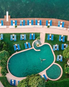 加尔多内-里维耶拉Hotel Monte Baldo e Villa Acquarone的享有度假村游泳池的顶部景致