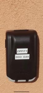 梅纳焦Zippity Doo Dah - Menaggio Home - Como Lake的墙上的黑狗盒子上贴着标签