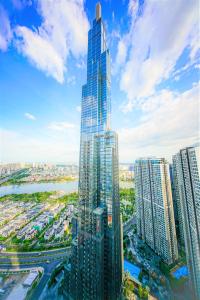 胡志明市MOTT HAVEN APART - Vinhomes Central Park, Landmark 81 Area & Ice Rink的城市高耸摩天大楼的空中景观