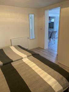 劳芬堡Apartment Malti的卧室内的一张大床,设有客厅