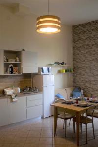 瓦尔博若纳Appartamento OUT OF TIME的厨房以及带桌子和沙发的客厅。