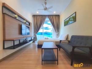 马六甲The Wave Suites Melaka by BEESTAY的客厅配有床、沙发和电视。