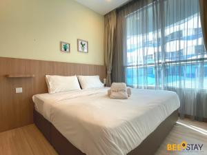 马六甲The Wave Suites Melaka by BEESTAY的一间卧室设有一张大床和大窗户
