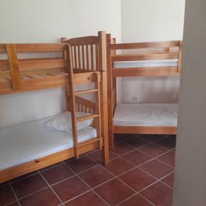 马德里Albergue La Pinilla的客房内的2套双层床