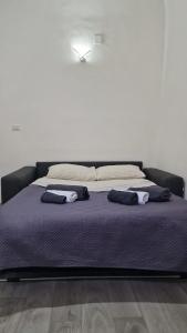 巴里La Perla di Ele的床上有2个枕头
